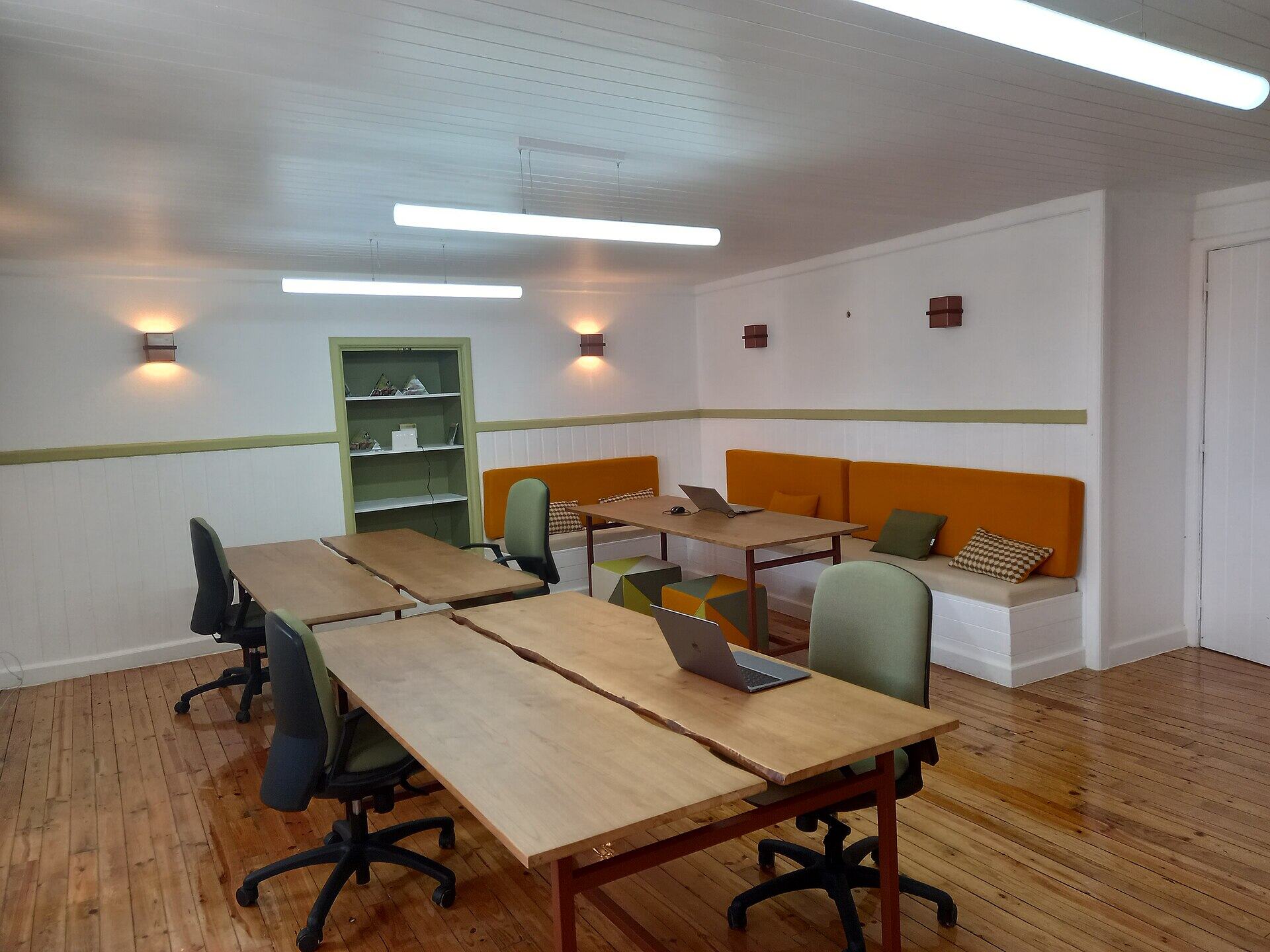 Foto illustrativa di uno spazio di coworking con tavoli e sedute